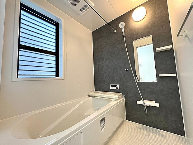 【浴室】パパとお子様のバスタイムもゆったり。1.0坪のユニットバスで、親子の会話も弾みます。