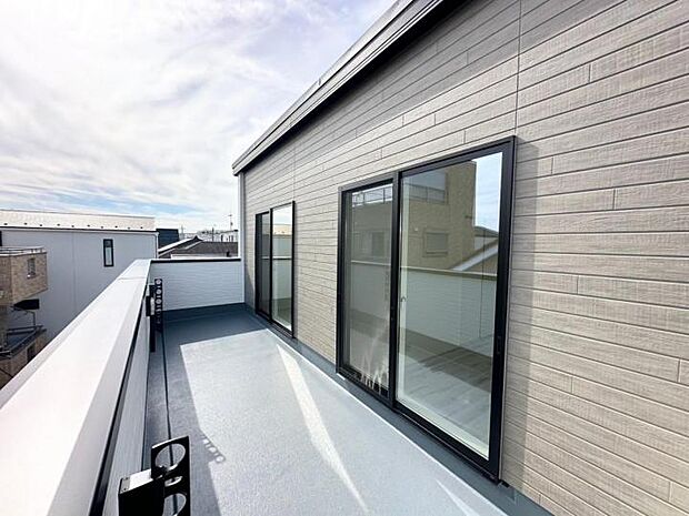 【バルコニー】■バルコニーは2部屋から出入り出来るワイドスペース！洗濯物が多いご家庭もまとめて干せますね！