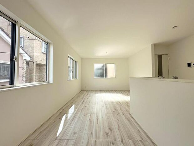 【リビング】■住まわれる方がインテリアコーディネートを楽しめるようシンプルデザインを採用した室内！家具やレイアウトでお好みの空間を創ることが出来ます！