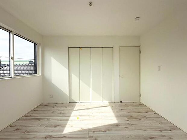 【室内】■全洋室クローゼット付！お洋服や荷物を整理しやすく室内スペースを有効活用出来ます！ワンピースやスーツ等もハンガーにかけて保管出来るのでシワを防げますし、ファッションコーディネートもしやすいです！