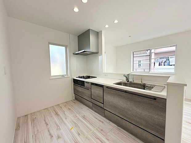 【キッチン】■キッチンからリビング全体を見渡せるので、ご家族やお客様とコミュニケーションを取りながら家事が出来ます！毎日のお料理も更に楽しくなりそうです！