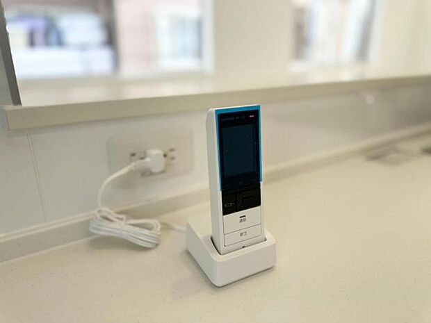 【モニター付ワイヤレス子機】■持ち運び可能なモニター付ワイヤレス子機もあり、家中どこでも来客対応することが出来ます！