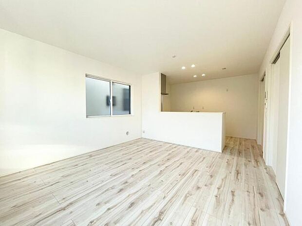 【リビング】■プライバシー確保しやすい2階リビング!浴室洗面室を集約しているので家事動線もスムーズです!