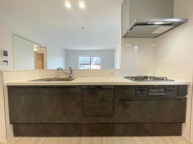 【キッチン】■キッチンからリビング全体を見渡せるので、ご家族やお客様とコミュニケーションを取りながら家事が出来ます!毎日のお料理も更に楽しくなりそうです!