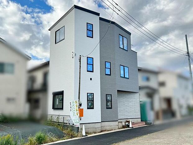 【外観】◆スタイリッシュな外観デザイン!外壁は雨が汚れを落としてくれるセルフクリーニング機能採用!建物の美しさ保ちやすいです!