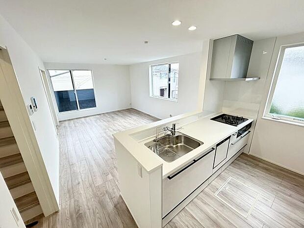 【キッチン】料理中もリビング全体を見渡せるから、小さなお子様がいても目が離せるので安心です。「ママ、見て！」に応えられる距離感が、ゆとりある育児をサポート。