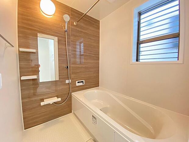 【浴室】浴室乾燥機付きなので、雨の日には洗濯物の乾燥室としても利用可能のユニットバス。