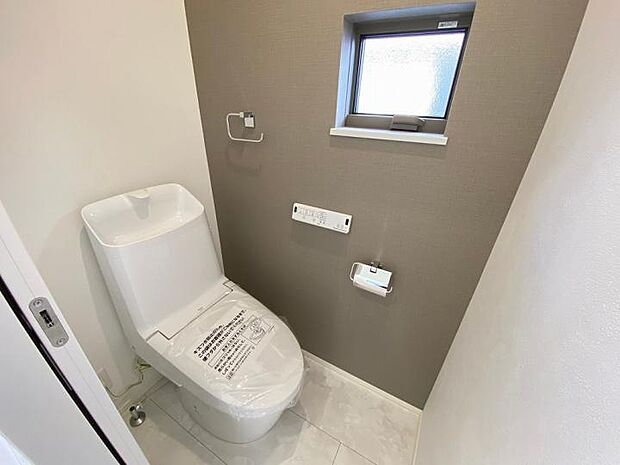 【トイレ】一面だけアクセントクロスを効かせて、こんなところもオシャレに。