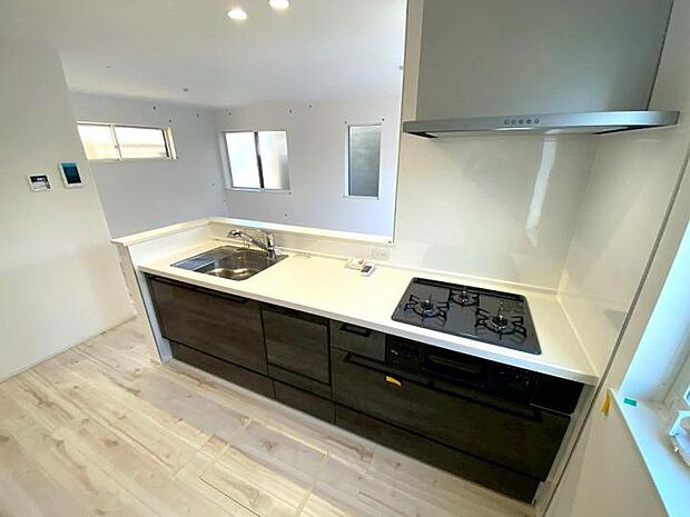 【【キッチン】】ついつい物が増えがちなキッチン周りも、カウンター下部のスライド収納に調理器具を、床下収納に非常食や重い調味料のストックを仕分ければ、カウンターの上はいつもスッキリ。整った空間を維持できます。