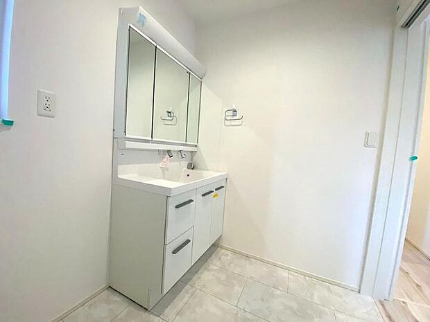 【【洗面室】】三面鏡の裏側は、細かなコスメから背の高いボトルまで効率よく収まる収納スペースになっています。生活感の出やすい洗面小物を隠して収納できるので、いつでも清潔感のある空間をキープ。