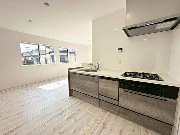 【キッチン】■ウッド調の扉色がオシャレなシステムキッチン！オールスライド収納で奥の物も取り出しやすいです！