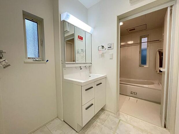 【洗面】■洗面化粧台は曇りにくい三面鏡＆奥行きのある洗面カウンターで身支度等動作をスムーズにこなせます！お掃除がしやすい形状も嬉しいポイント！またミラー裏は全収納！脱着式トレイなので水洗い簡単！