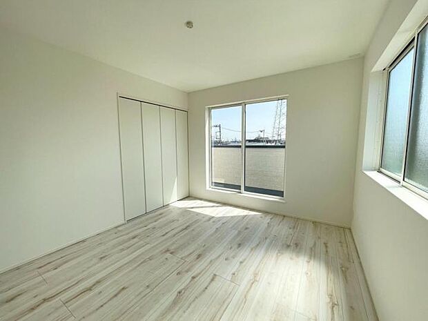 【室内】■窓ガラスは断熱性の優れたLow-E複層ガラスを採用しており、快適な空間を保ちます！網戸標準装備！