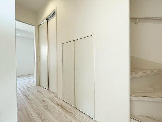 【収納】■廊下にも重宝する収納設置！掃除用品やストック品等も片付きやすい嬉しいスペース！