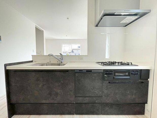 【キッチン】■食洗機を装備したシステムキッチン！床下収納装備！オールスライド収納で奥の物も取り出しやすいです！