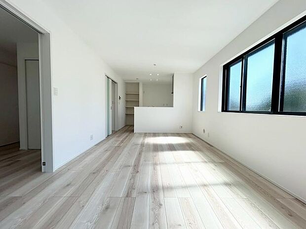 【リビング】面倒なワックス掛けが不要なワックスフリー床材を採用。へこみや摩耗にも強いため、お子様が元気におもちゃで遊んでも、椅子の出し入れをしても安心。家事の負担を減らし、心のゆとりを生む住まいです。