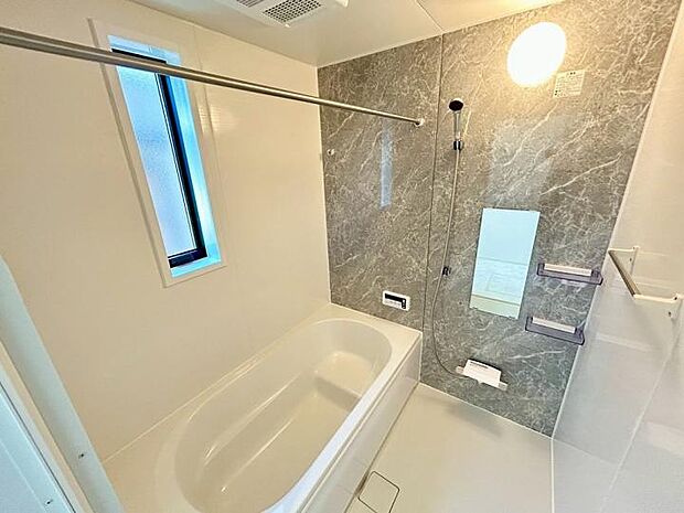 【浴室】洗濯乾燥・換気・暖房の1台3役の浴室換気乾燥機！湿気を素早く除去し、バスルームの清潔をキープ。シャツやバスタオルもたっぷり干せる専用パイプ付♪