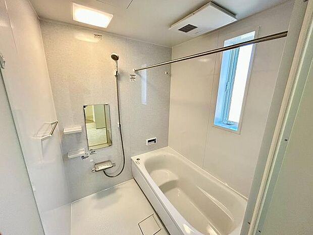 【浴室】足を伸ばしてくつろげる1坪サイズのバスルーム。浴室乾燥機付きで、天候を気にせず洗濯物も乾かせます。