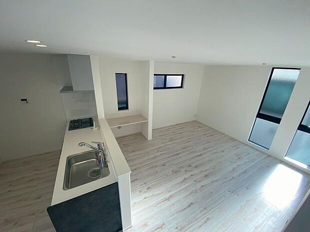 【【リビング】】広々15.9帖のLDKは、ライフスタイルに合わせて自由自在にレイアウト可能。ダイニングセットやソファを置いても余裕のある広さ。明るい木目調のフローリングが、毎日の暮らしを優しく、華やかに彩ります。