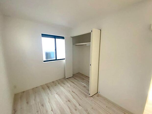 【【1階5.4帖洋室】】暮らしやすさの秘訣は、全居室に配置された収納にあります。季節物やお洋服も各部屋に整理でき、家全体が自然と片付く暮らし心地の良い空間です。