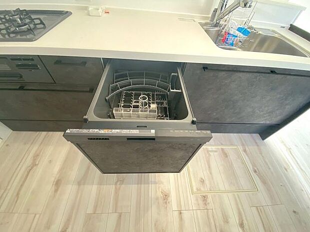 【【キッチン】】食洗機付きのシステムキッチンが、家事動線をより快適に。後片付けを任せている間に、リビングカウンターで趣味や仕事に没頭できます。デザイン性と利便性を両立した、共働き世帯にも嬉しい設計です。