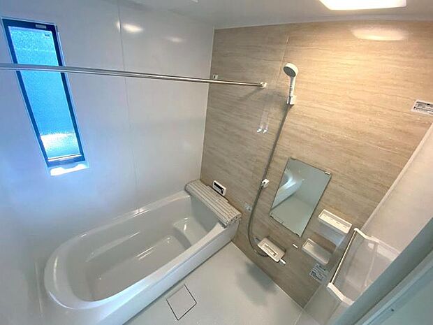 【【浴室】】足を伸ばしてくつろげる1坪サイズの広々バスルーム。木目調のパネルが落ち着いた空間を演出し、一日の疲れを優しく解きほぐす至福のリラックスタイムを叶えます。