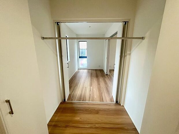 【収納】廊下と洋室のどちらからも使える２WAYクローゼット！動線がスムーズで生活をより便利に。