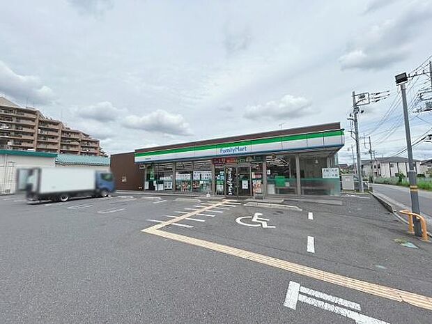 ファミリーマート 草加新里町店（約770m）