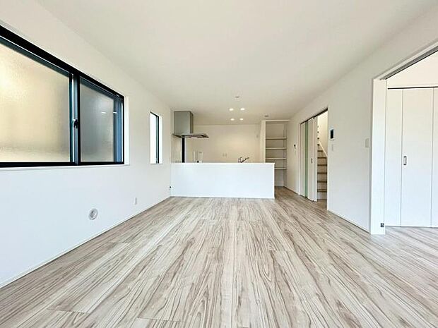 【リビング】料理をしながらお子様の様子を確認できる、見通しの良い対面式キッチン。リビングの隅々まで視線が届くため、小さなお子様がいるご家庭でも「目を離す不安」を軽減。家族の会話も弾む、開放感あふれる住空間です。