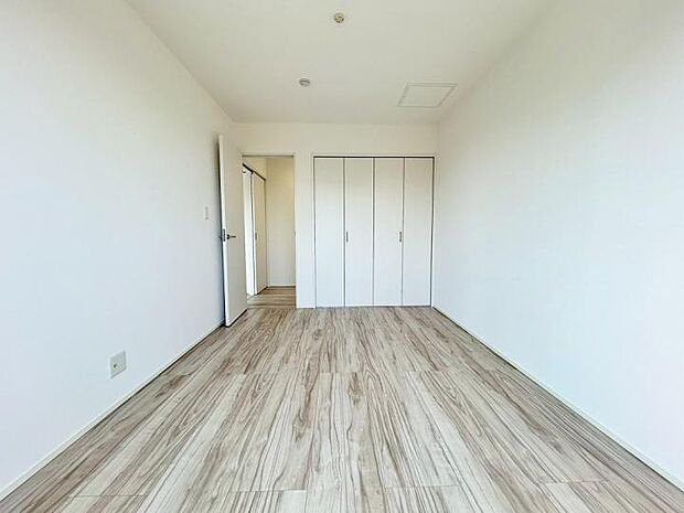 【洋室】すべての居室に収納を完備。荷物が外に溢れないから、こだわりのインテリアも映えるスッキリとした住空間をキープできます。お部屋の広さをそのままに、ゆとりある暮らしを叶えます。