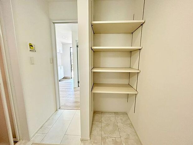 【洗面】洗面室に嬉しい収納プラス!タオルや洗剤のストック置き場に困ることはもうありません。使う場所のすぐそばにしまえる『適材適所』の収納で、暮らしをもっと快適に。