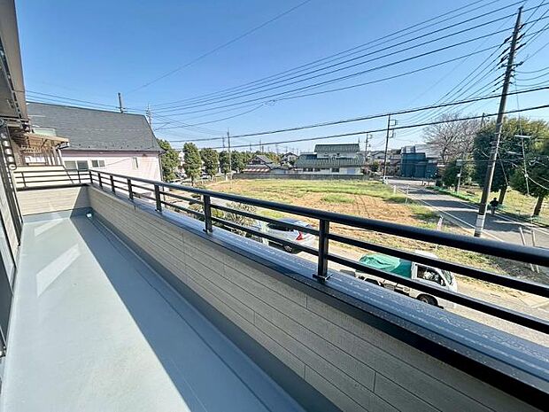 【バルコニー】共働き世帯や子育て家族に嬉しい、広々とした南面ワイドバルコニー。お布団や家族全員分の洗濯物も一度に干せるゆとりが、家事時間の短縮を叶えます。