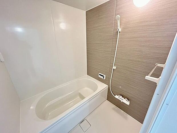 【浴室】1坪サイズのバスルーム。エコベンチ付なのでお子様とのお風呂も安心♪家族みんなの心と体をゆったりと解きほぐす、癒やしの空間を叶えます。