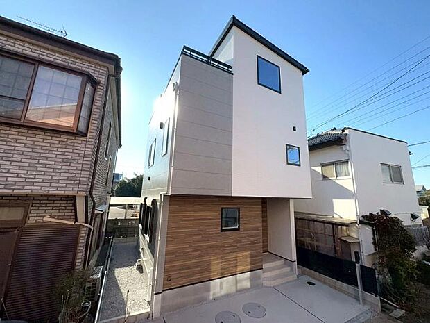 【【現地外観写真】】写真だけでは伝えきれない陽光の明るさや、素材の質感をぜひ現地でお確かめください。現在、ご見学予約および資料請求を随時受け付けております。お気軽にお問い合わせください。