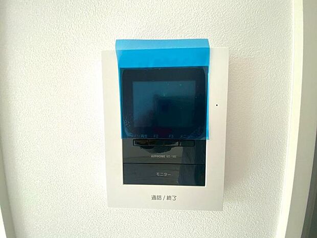 【【インターホン】】防犯設備として人気の録画機能付きカラーモニターインターホンを採用。誰が来たか一目で分かり、不審者の接近抑制にも繋がります。家族の「安全・安心」を技術でサポートし、日々の暮らしに安らぎを与えます。