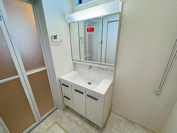 【【洗面室】】3面鏡洗面台はフチレスなので水をふき取りらくらく♪