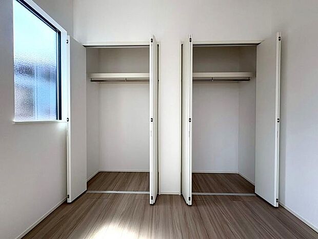 【【1号棟/2階洋室】】全ての居室に収納スペースを完備。荷物が多くても各部屋ですっきり片付き、お部屋のスペースを最大限に有効活用できる快適な住まいです。