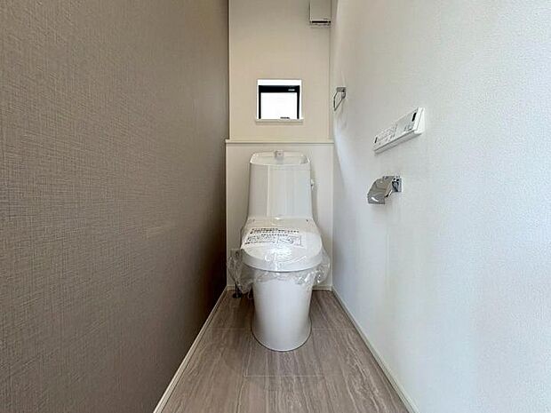 【【1号棟/トイレ】】少ない水でしっかり洗い流す節水型トイレを採用。1階と2階のそれぞれに設置されているので、家族が重なる朝の準備時間や、就寝前の慌ただしさも解消されます。