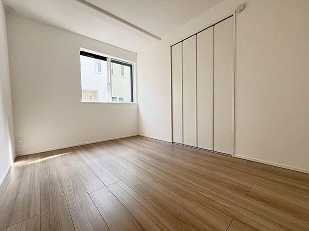 【洋室】全室収納完備で、居住スペースはいつも広々スッキリ。荷物が多くても安心、家具を抑えた開放的な暮らしを。