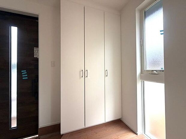 【【玄関収納】】天井近くまである下駄箱を備え、家族全員の靴をすっきり収納。靴で散らかりがちな玄関もスタイリッシュにまとまり、爽やかに家族を出迎えます。