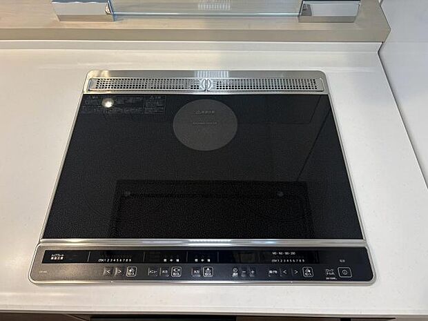 【【キッチン】】(1号棟)見た目もすっきり美しいIHクッキングヒーターを採用。火を使わないため安全性も高く、スマートで快適な調理を叶えます。