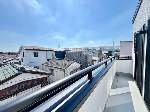 【バルコニー】◆2部屋から出入り出来るワイドバルコニー!洗濯物が多いご家庭も安心です!