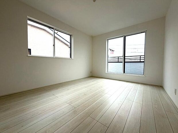 【【3階7.8帖洋室】】すべての部屋に光が差し込む全居室2面採光設計。通風にも優れているため湿気がこもりにくく、一年中爽やかで快適な室内環境を保てます。