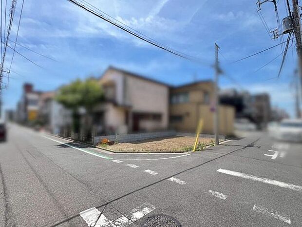 【現地】◆各方角6ｍ道路に面した開放感のある角地！未完成ですが立地や周辺環境をご確認いただきながらどのような建物が完成するかご説明させていただきます！※2026.6月撮影
