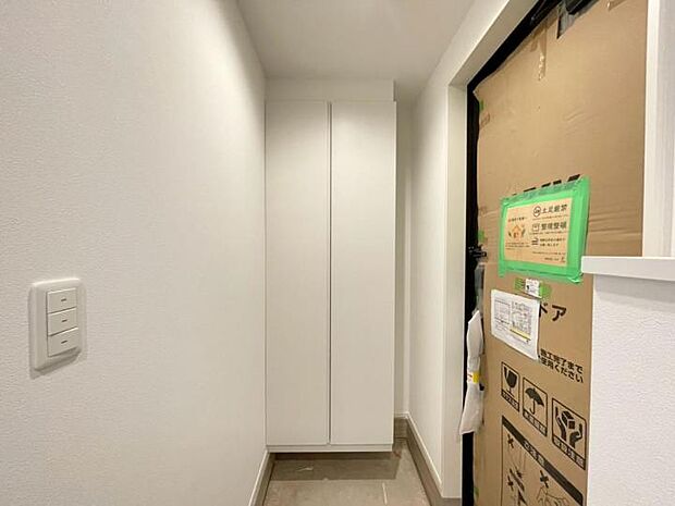 【玄関】◆天井まで高さのある玄関収納!たっぷり収納できるので、散らかりがちな玄関周りもスッキリさせやすいです!