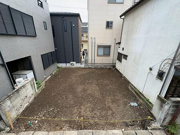 【【現地写真】】すっきりとした整形地を活かした3階建ての新築。プライバシーが保てる2階リビングに加え、キッチンには食洗機、バスルームには浴室乾燥機を備えた、日々の家事を支える快適な住まい。（2026年5月撮影）