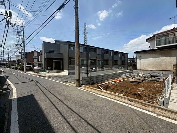 【【現地写真】】忙しい共働き世帯も安心！小学校や複数の園が徒歩7分内に集結し、毎日の送迎や通学負担を軽減。さらにスーパーも徒歩4分と近く、家事の時短が叶うタイパ抜群の環境です。（2026年5月撮影）
