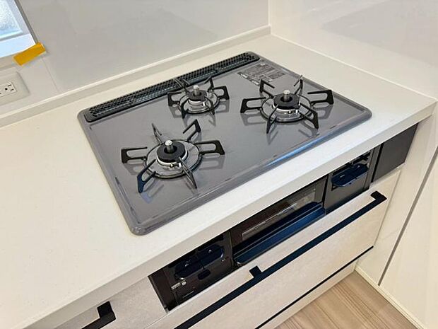 【【キッチン】】すっきりとした一体型グリル付きの3口コンロ。フラットな仕様で掃除がしやすく、毎日の料理時間を快適にサポートしてくれます。