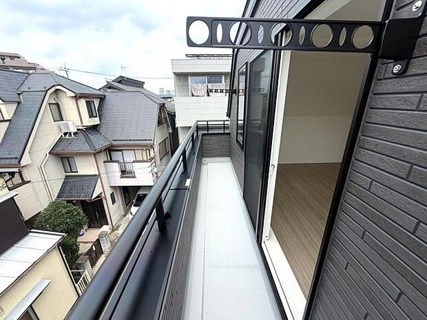 【【バルコニー】】便利な物干し金物を備えたワイドバルコニー。日当たりの良い空間で快適に洗濯物を干せます。