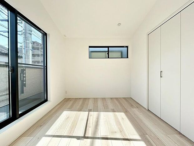 【2号棟：洋室】高耐傷仕様の床材で日々の擦り傷をガード。ワックス不要で汚れも落ちやすく、掃除の負担を軽減します。